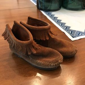 Minnetonka size toddler 8 moccasins